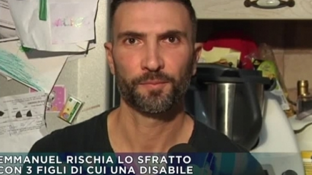 Emmanuel "salvato" in diretta da Berlusconi