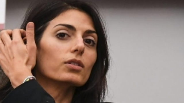 Il sindaco di Roma Virginia Raggi dice basta all'arrivo di altri migranti in citt&agrave;