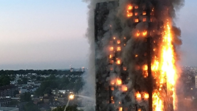 Incendio in un grattacielo a Londra provoca morti e feriti, bimbi lanciati dai balconi