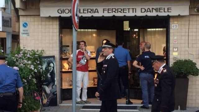 La gioielleria di Pisa rapinata oggi, 13 giugno