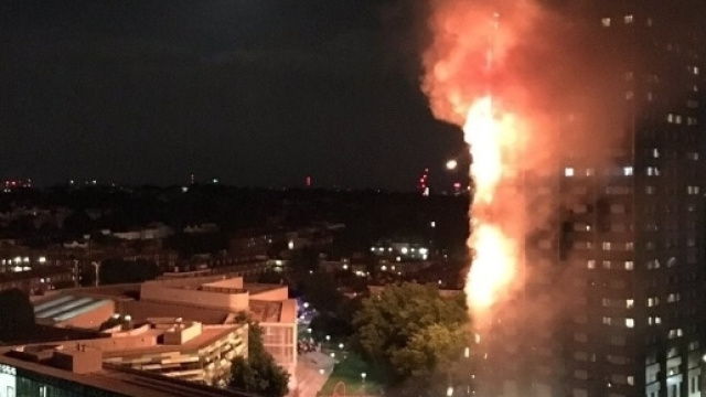 Londra, incendio nella Grenfell Tower: rischio crollo