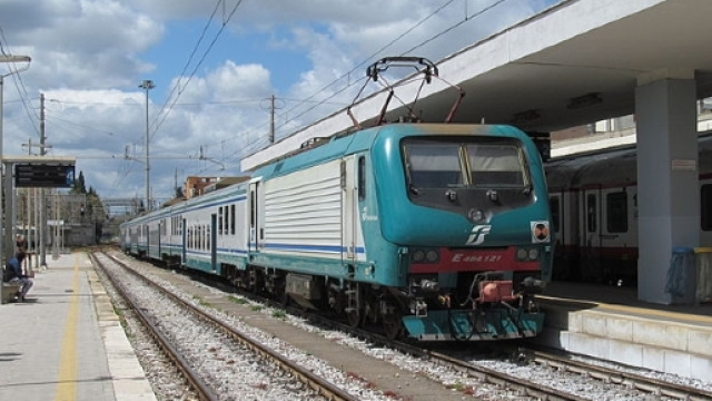 Nuovo scontro frontale fra due treni in Puglia; in questa foto d'archivio, la stazione di Lecce - Credits: Chris0693 (CC BY-SA 3.0)