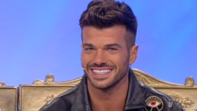 Trono Gay: Claudio Sona nei guai