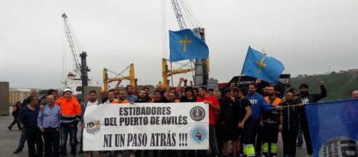 Los estibadores del puerto de Avil&eacute;s han secundado la huelga al cien por cien