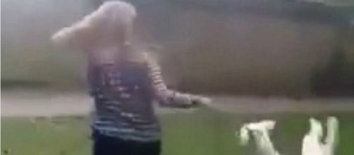 V&iacute;deo mostra a jovem rodando o cachorro pelo pesco&ccedil;o (Foto: Reprodu&ccedil;&atilde;o/V&iacute;deo)