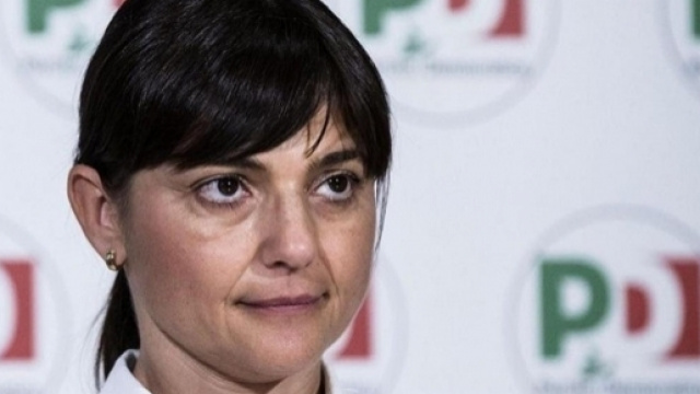 Deborah Serracchiani attacca Virginia Raggi sulla questione migranti