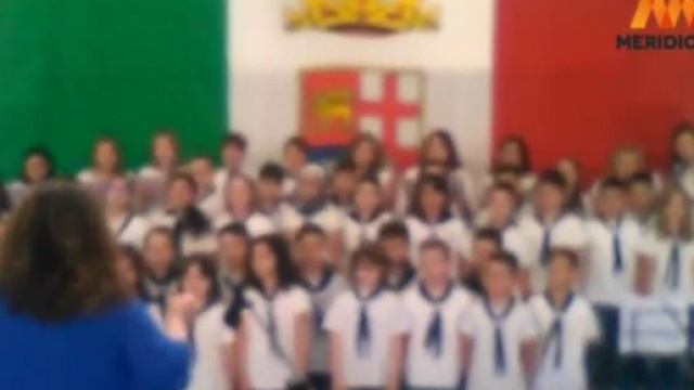 Il coro di bambini che ha cantato l'inno dei sommergibilisti