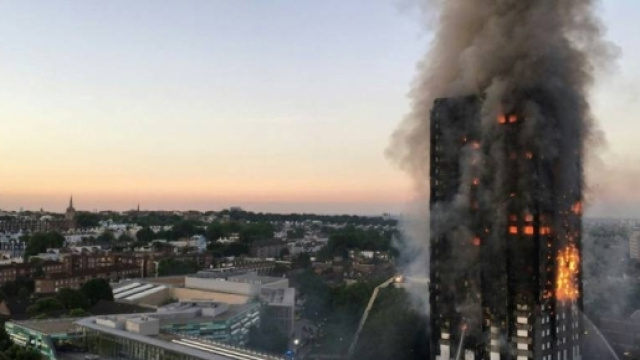 La Grenfell Tower di Londra, dove ieri notte si &egrave; scatenato un terribile incendio
