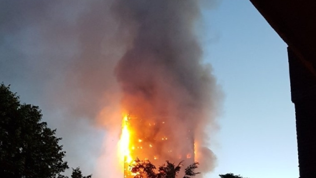 Le fiamme che hanno distrutto la Torre Grenfell a Londra (foto da Twitter)