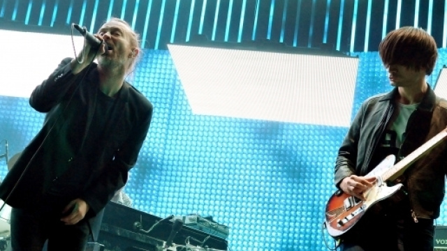 Thom Yorke e Johnny Greenwood sul palco.
