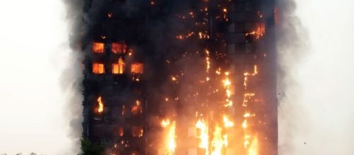 London apartment building catches fire / screencap CNN (USNews Today) Youtube