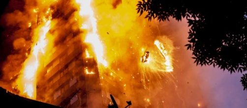 London apartment building catches fire / screencap CNN (USNews Today) Youtube