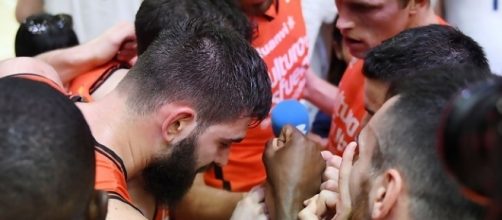 Los jugadores del Valencia Basket celebran el 2-1