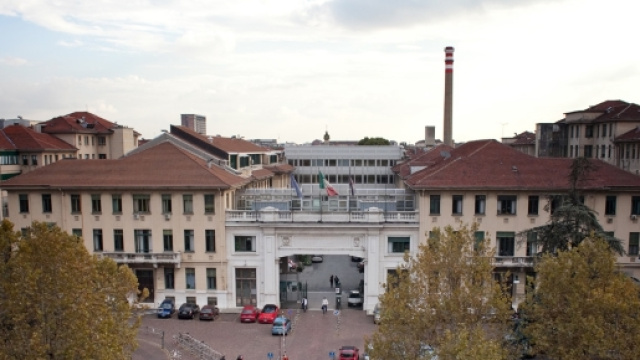 Blitz nelle cucine dell'ospedale Molinette di Torino dopo il ritrovamento di una blatta in un piatto di riso, ora riaperte dopo disinfestazione.