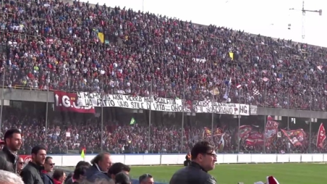 La curva sud di Salerno, gremita di tifosi