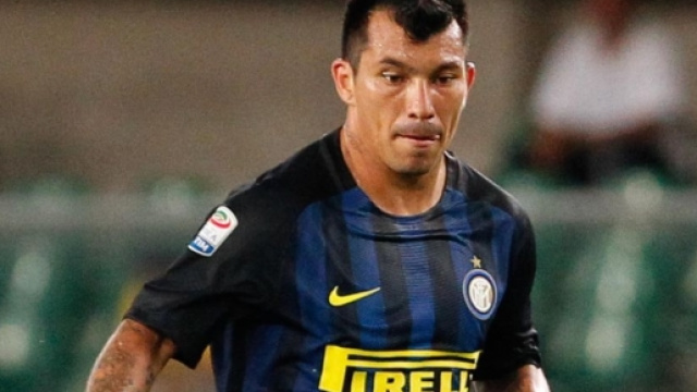 Inter, Medel operato al ginocchio a Barcellona: ne avr&agrave; per almeno ... - eurosport.com