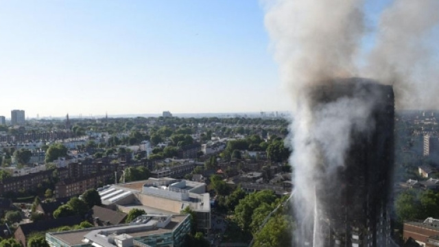 Londra, gigantesco incendio nel grattacielo Grenfell Tower - Foto ... - panorama.it