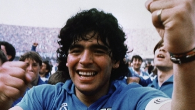 Maradona a Napoli per la cittadinanza onoraria: niente partita-evento al San Paolo, ecco quando e dove