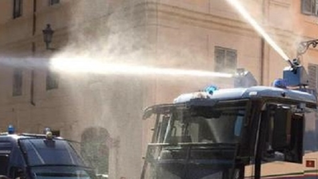 Scontri nei pressi del Senato contro lo Ius Soli