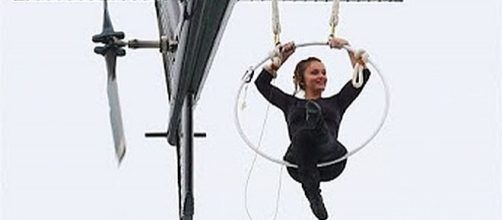 Erendira Wallenda hangs by teeth over Niagara Falls - Screenshot YouTube/Wochit Entertainment