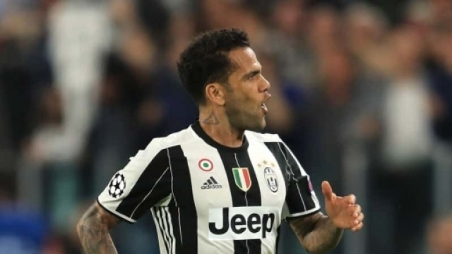 Dani Alves &egrave; quel consiglio a Dybala che ha fatto arrabbiare i tifosi della Juve