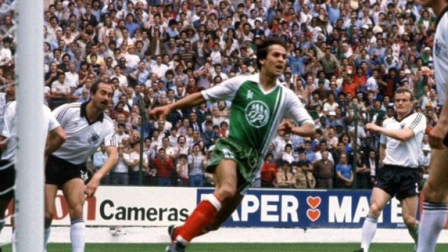 Gijon, 16 giugno 1982: l'esultanza di Rabah Madjer dopo il primo gol algerino contro la Germania Ovest