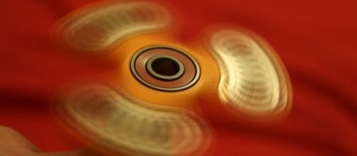 Photo fidget spinner in action via Pixabay by pixelcreatures / CC0