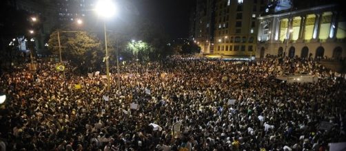 Protesto no Rio em 2013 contra gastos com a Copa, pre&ccedil;o das passagens e por melhorias na sa&uacute;de e educa&ccedil;&atilde;o (Tomaz Silva/ABr, sob licen&ccedil;a CC)