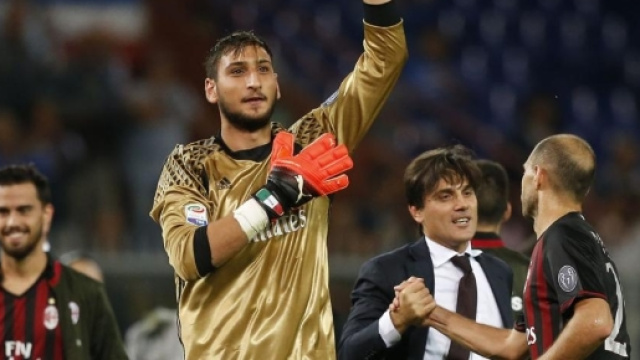 Donnarumma giura fedelt&agrave; e bacia la maglia prima di rifiutare il rinnovo.