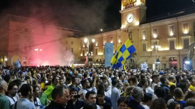 Il Parma accolto da una folla di tifosi in piazza Garibaldi