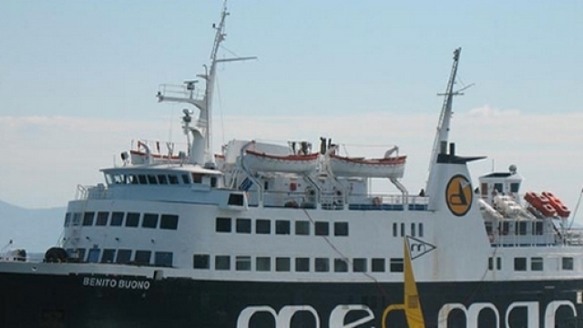 Ischia, nave contro banchina: danni e feriti