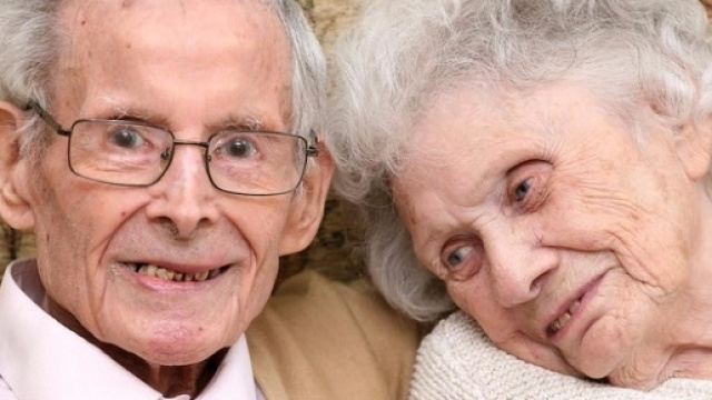 Ken e Margaret Harris sono sposati da 80 anni e il loro segreto &egrave; tenersi per mano. Foto: ITV.com.