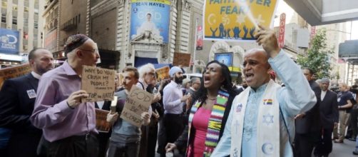 Faith groups across the country condemn Trump's ban on refugees ... - Blastingnews.com