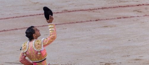 Iv&aacute;n Fandi&ntilde;o brindando su toro a su compa&ntilde;ero Victor Barrio.