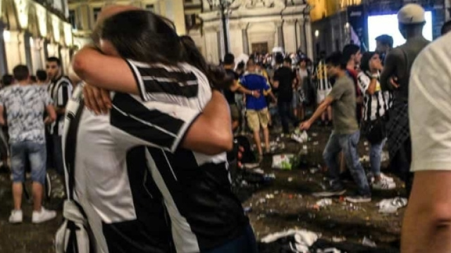 Crollo ringhiera piazza San Carlo durante la finale di Champions ... - torinotoday.it