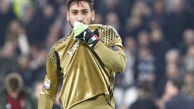 Il Milan avrebbe individuato il sostituto di Donnarumma (in alto)