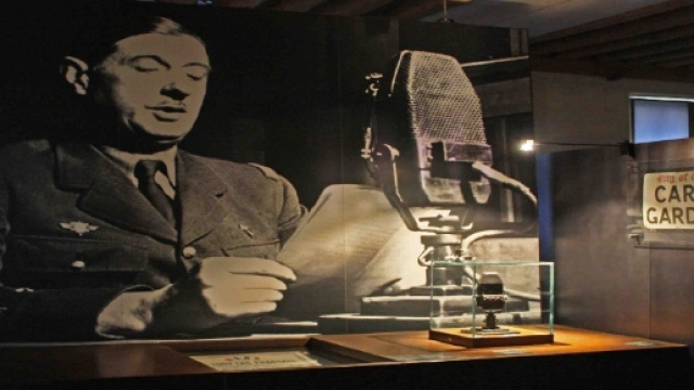 Le 18 juin 1940, le g&eacute;n&eacute;ral de Gaulle, dans les locaux de la BBC, &agrave; Londres, appelle les Fran&ccedil;ais &agrave; r&eacute;sister