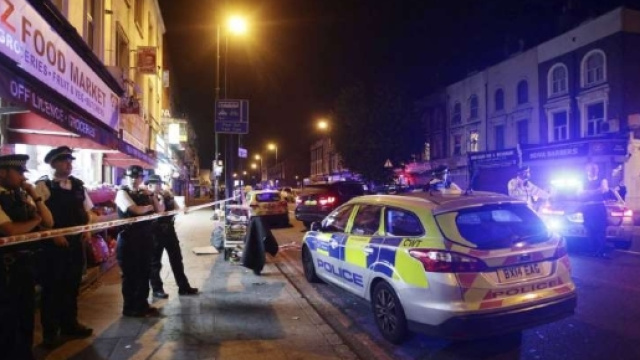 Londra, van travolge fedeli davanti alla moschea