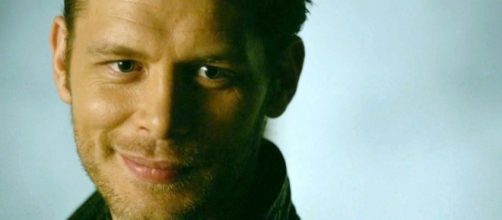 "The Originals" 4x13: Klaus sorri vendo Elijah (Foto: CW/Screencap)