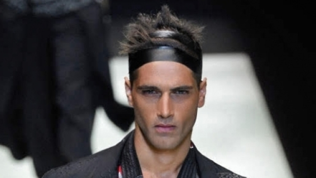 Fabio Mancini sfila in passerella per Armani