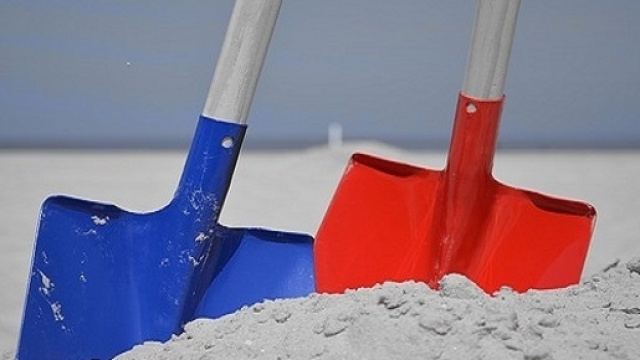 Le spiagge della Versilia invase da materiale di colore giallo.