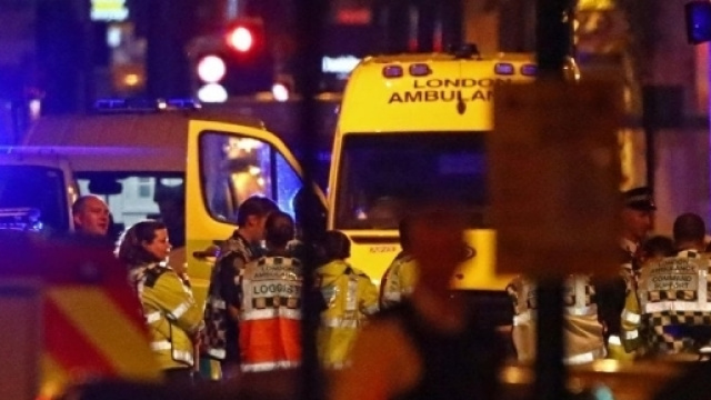 Londra, un furgone investe passanti a Finsbury Park, davanti a una moschea