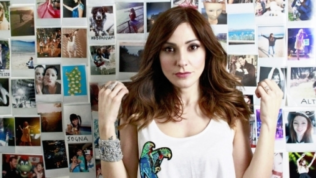 Simonetta Spiri nel video del suo nuovo singolo, 'Il Tempo di Reagire'.