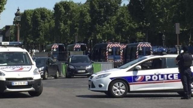 Un auto si &egrave; scontrata contro una camionetta della Polizia a Parigi. Nuovo attacco terroristico, nessun ferito: guidatore arrestato.