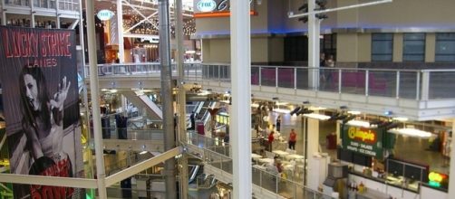Shot of the four floors of the Palisades Center Mall, New York (wikimediacommons)
