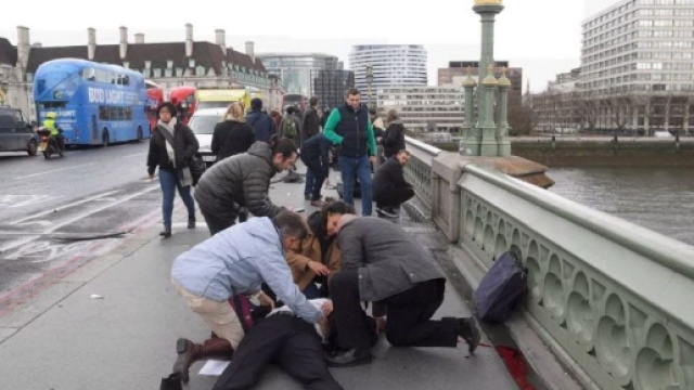 Attentato Londra, suv su folla davanti al Parlamento. "Ucciso ... - ilfattoquotidiano.it