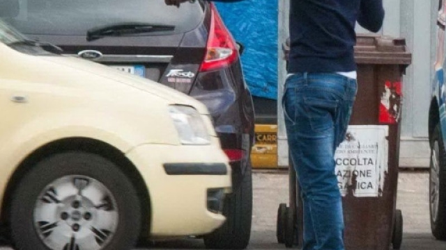 Bari: parcheggiatore abusivo picchia automobilista.