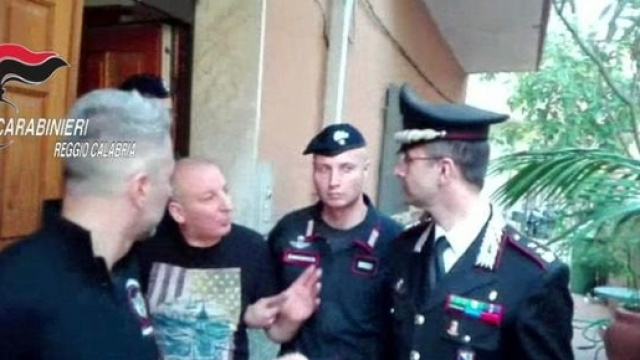 Giuseppe Giorgi, boss della 'ndrangheta e superlatitante circondato dai militari che l'hanno arrestato stamattina a casa sua.