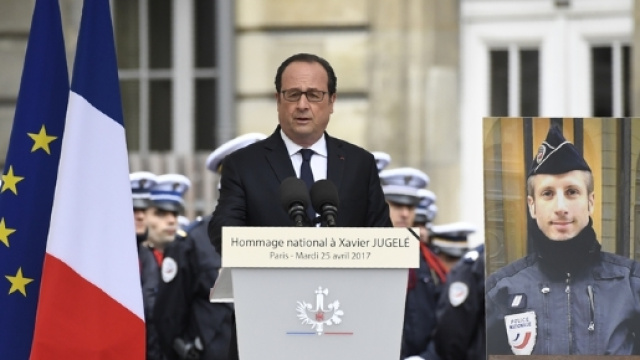 Hollande durante la commemorazione del poliziotto ucciso dal terrorista - rtl.fr