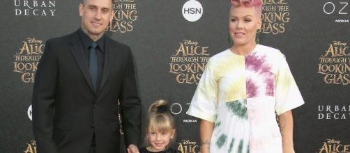 Pink's breastfeeding selfie proves moms are incredible at multitasking (Image Credit: romper.com)